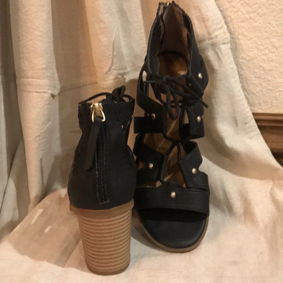 Bass Shoes - Stack heel sandal